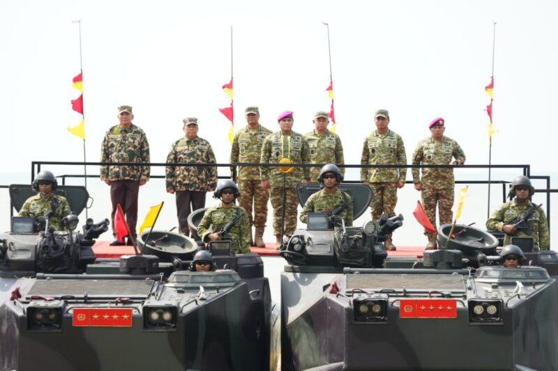 PERKUAT SINERGITAS, TNI AL ANGKAT PEJABAT NEGARA DAN TNI SEBAGAI WARGA KEHORMATAN KORPS MARINIR