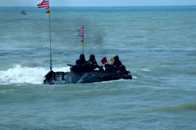 PASUKAN PENDARAT KORPS MARINIR BERHASIL REBUT DAN KUASAI PANTAI LAWAN