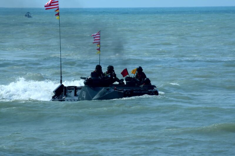 PASUKAN PENDARAT KORPS MARINIR BERHASIL REBUT DAN KUASAI PANTAI LAWAN