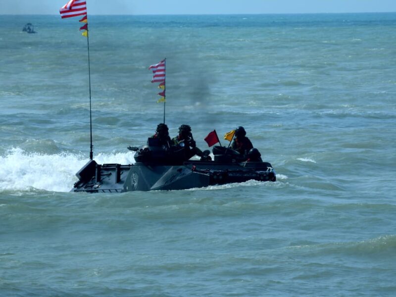 PASUKAN PENDARAT KORPS MARINIR BERHASIL REBUT DAN KUASAI PANTAI LAWAN