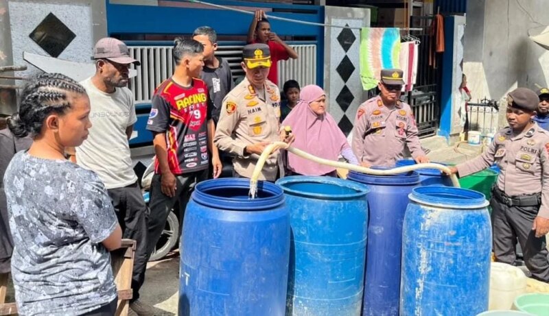 Polres Fakfak Hadir di Tengah Kemarau, AKBP Naim Ishak Pimpin Langsung Pendistribusian Air Bersih untuk Warga Fakfak Selatan – Detiktoday.com