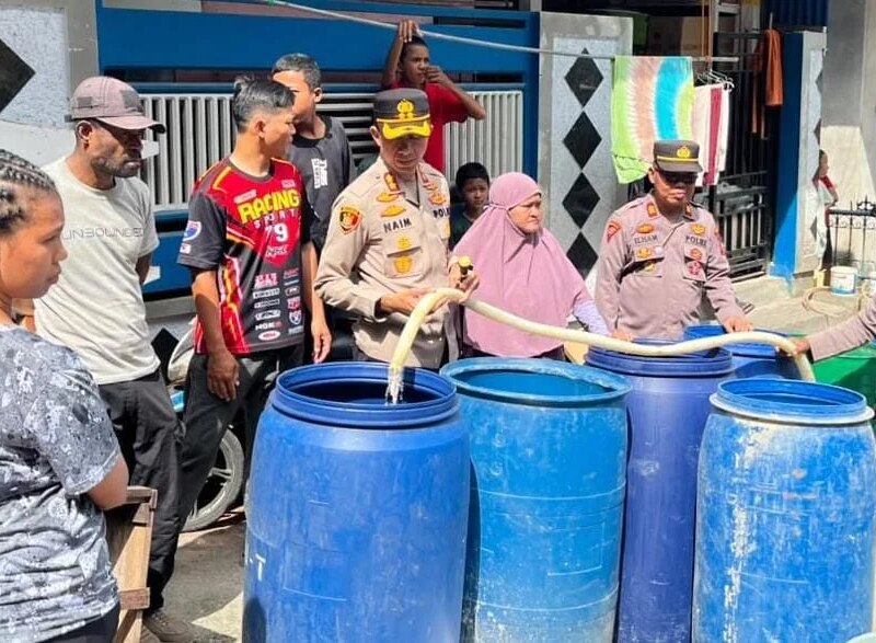 Polres Fakfak Hadir di Tengah Kemarau, AKBP Naim Ishak Pimpin Langsung Pendistribusian Air Bersih untuk Warga Fakfak Selatan – Detiktoday.com