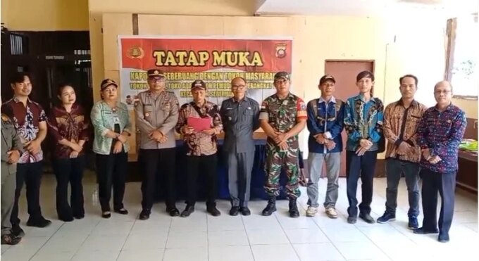 “Bendera Tetap Berkibar Penuh!” Polsek Seberuang dan Muspika Cegah Polemik Pengibaran Setengah Tiang Jelang HUT RI ke-81 – Detiktoday.com