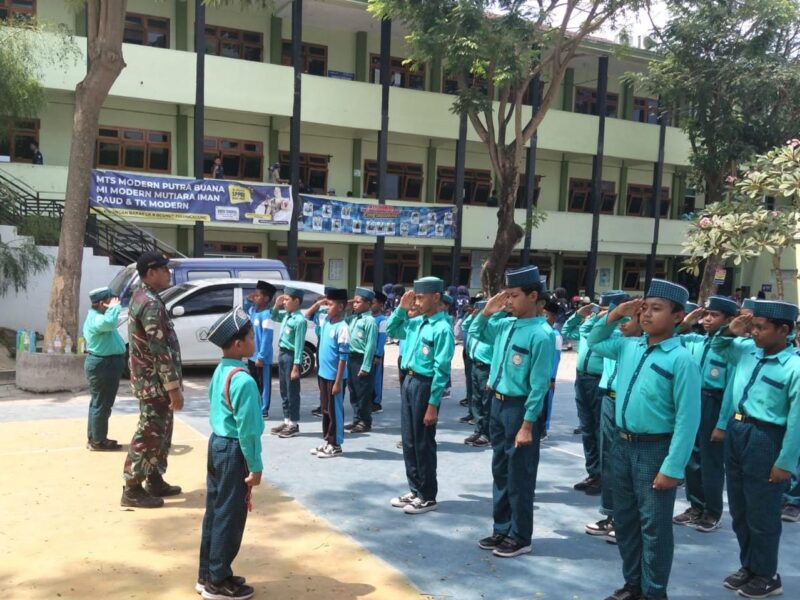 Tanamkan Disiplin dan Jiwa Kebangsaan, Anggota Koramil Ngunut Latih PBB Siswa MI Modern Mutiara Iman