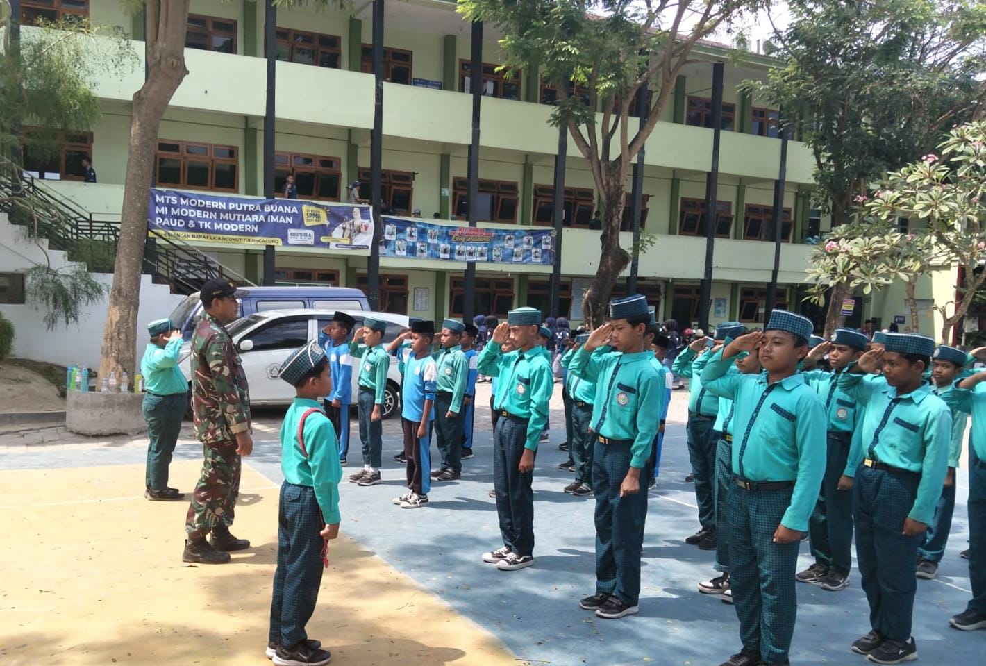 Tanamkan Disiplin dan Jiwa Kebangsaan, Anggota Koramil Ngunut Latih PBB Siswa MI Modern Mutiara Iman