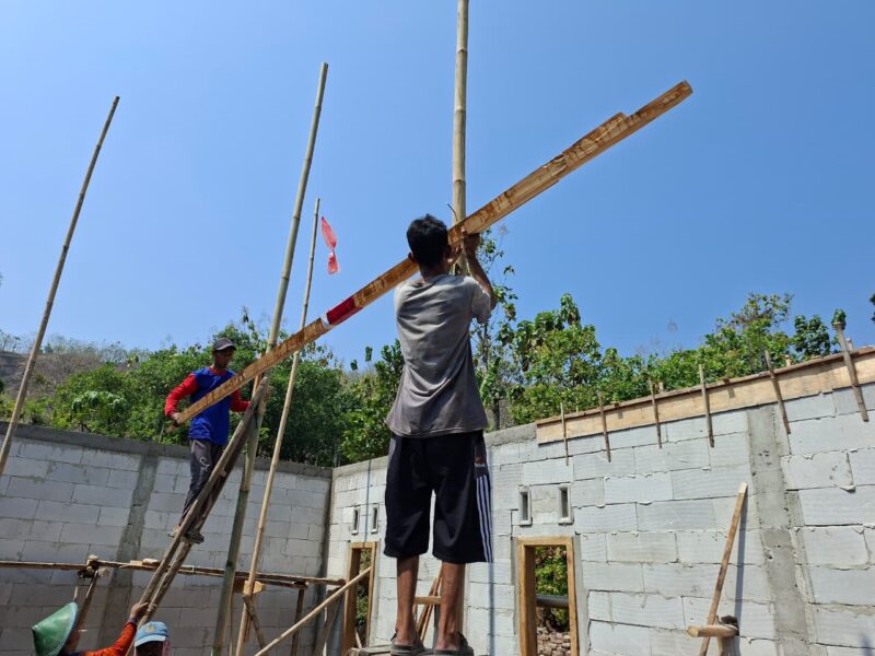BENDERA MERAH PUTIH DISIRAM KEMBANG SETAMAN, ADAT PENDIRIAN RUMAH SASARAN REHAB RTLH TMMD KE-129