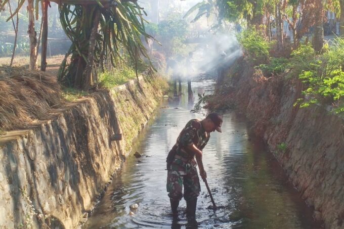 TNI-Polri Bersama Warga Bersihkan Irigasi di Munjungan