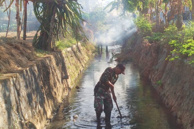 TNI-Polri Bersama Warga Bersihkan Irigasi di Munjungan