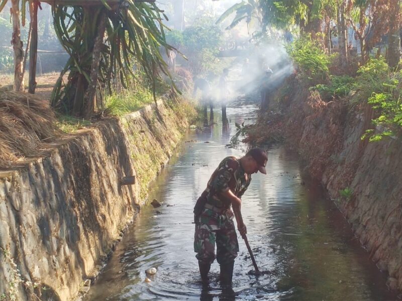 TNI-Polri Bersama Warga Bersihkan Irigasi di Munjungan