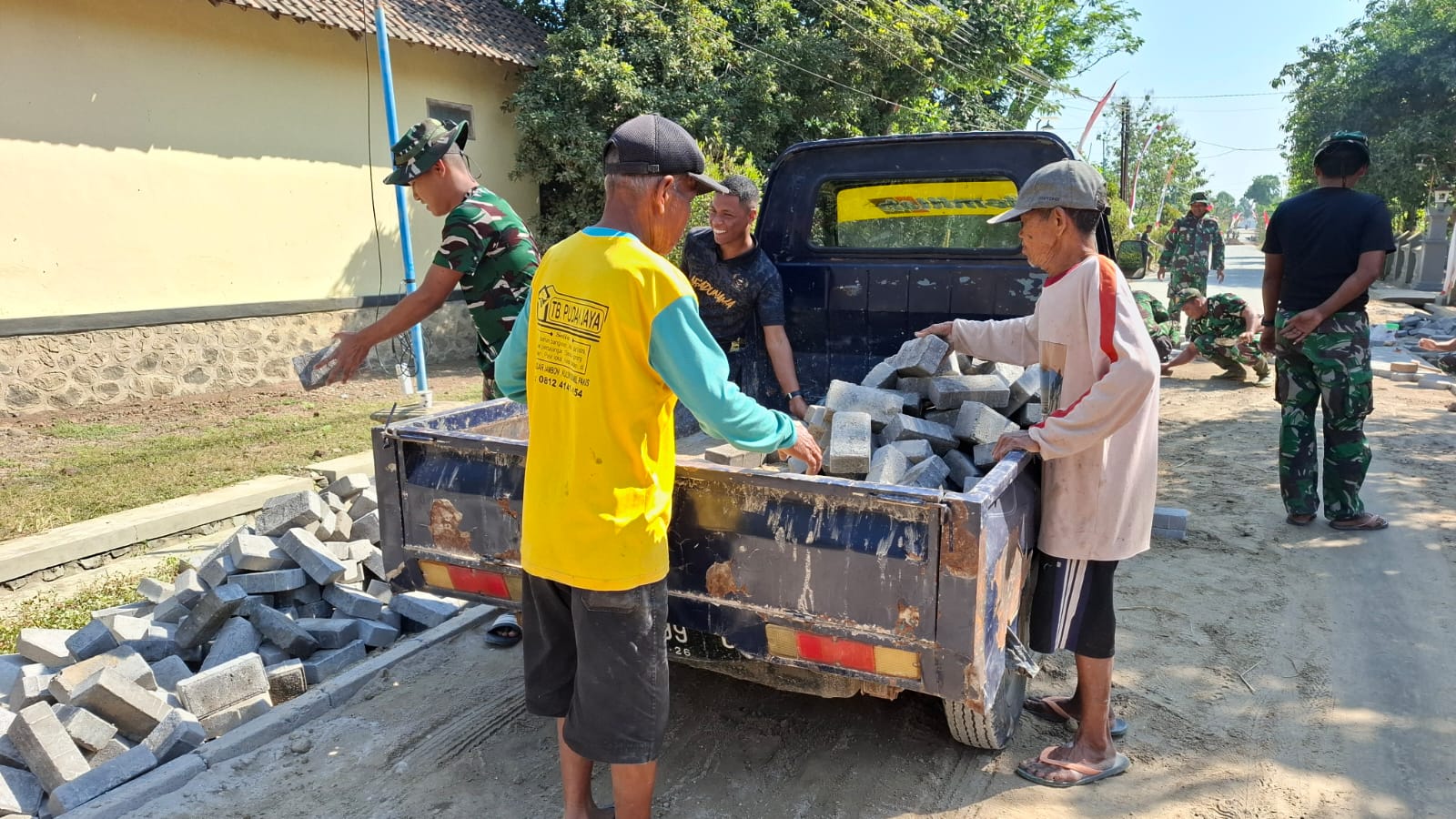 Tiga Kakek di Balik Jalan Baru Desa Bulu Lor