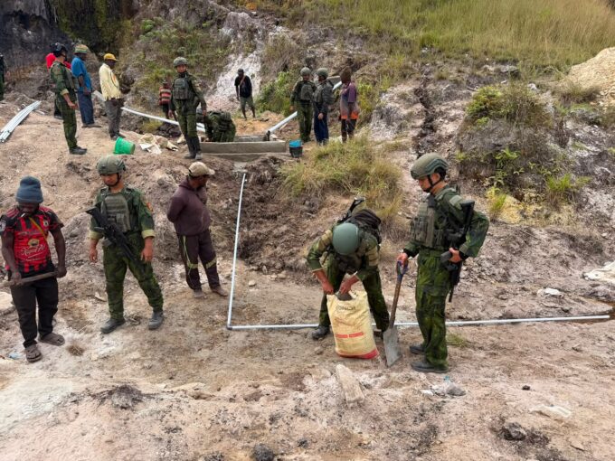 SATGAS YONIF 2 MARINIR BANGUN PENAMPUNGAN AIR BERSAMA MASYARAKAT PANIAI, PAPUA