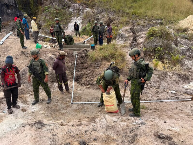 SATGAS YONIF 2 MARINIR BANGUN PENAMPUNGAN AIR BERSAMA MASYARAKAT PANIAI, PAPUA