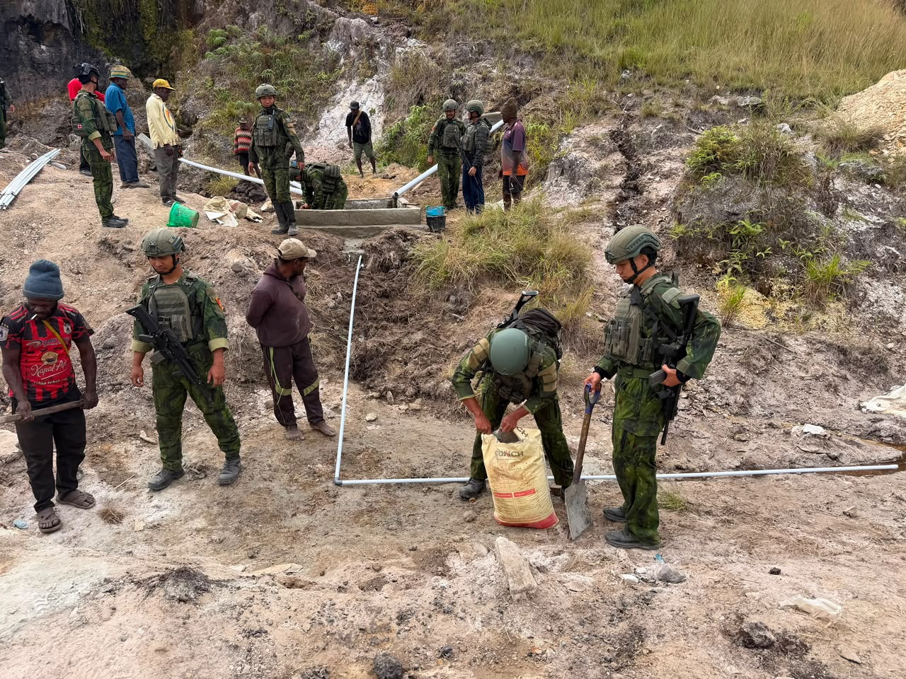 SATGAS YONIF 2 MARINIR BANGUN PENAMPUNGAN AIR BERSAMA MASYARAKAT PANIAI, PAPUA