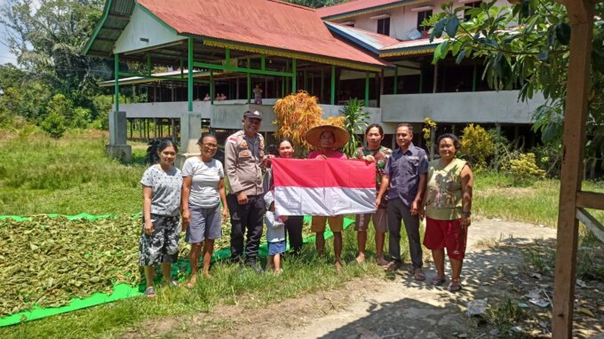 Kemerdekaan di Tanah Adat, Aksi Humanis Polsek Putussibau Utara Bagikan Bendera Merah Putih di Rumah Betang  – Detiktoday.com