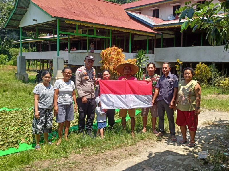 Kemerdekaan di Tanah Adat, Aksi Humanis Polsek Putussibau Utara Bagikan Bendera Merah Putih di Rumah Betang  – Detiktoday.com