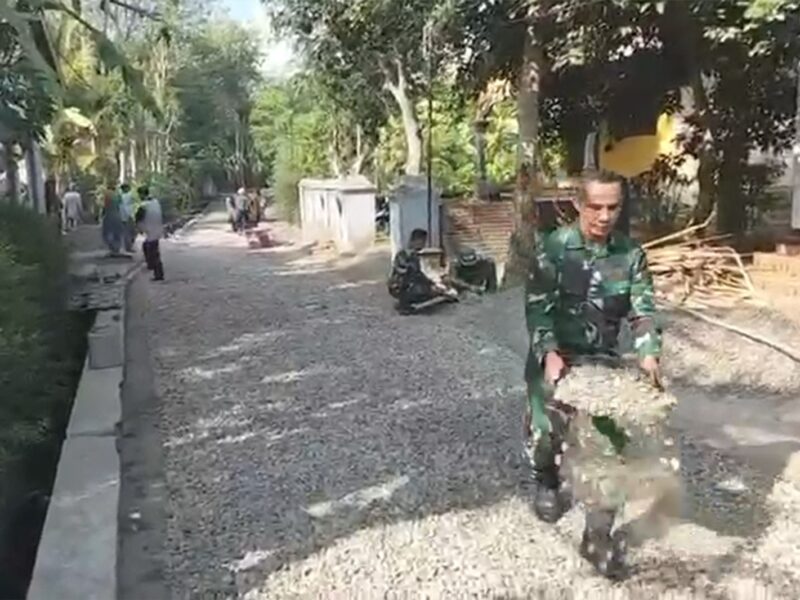 TNI dan Warga Gotong-Royong Aspal Jalan di Desa Pogalan