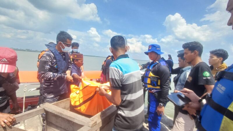Respons Cepat Pos TNI AL Selatpanjang Bersama Tim SAR Gabungan Berhasil Temukan Korban Terakhir Kapal Karam di Perairan Mengkikip Kepulauan Meranti