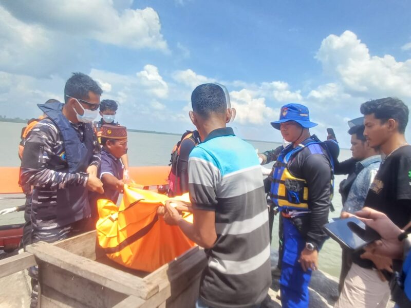 Respons Cepat Pos TNI AL Selatpanjang Bersama Tim SAR Gabungan Berhasil Temukan Korban Terakhir Kapal Karam di Perairan Mengkikip Kepulauan Meranti