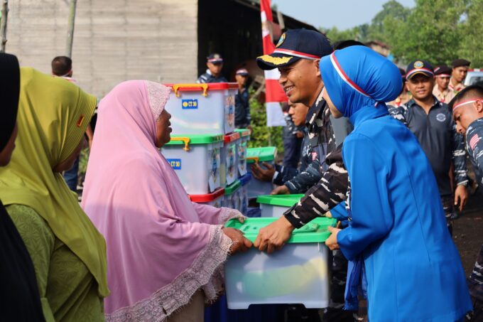 Hadirkan Semangat Pengabdian di Kampung Nelayan, Danlanal Dumai Pimpin Aksi Bakti Sosial dan Bersih Pantai