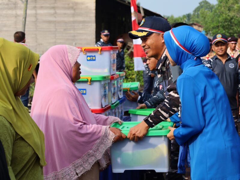 Hadirkan Semangat Pengabdian di Kampung Nelayan, Danlanal Dumai Pimpin Aksi Bakti Sosial dan Bersih Pantai