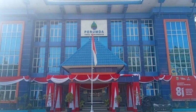 Peringati HUT RI ke 81, Perumda Tirta Kanjuruhan Gelorakan Nasionalisme Melalui Gerakan Pembagian Bendera – Detiktoday.com