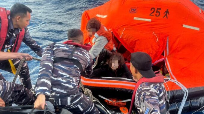 RESPONS CEPAT TNI AL EVAKUASI KORBAN KMP PUTRI YASMIN, TERBAKAR DI PERAIRAN LOMBOK
