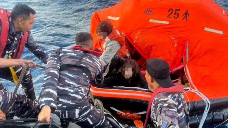 RESPONS CEPAT TNI AL EVAKUASI KORBAN KMP PUTRI YASMIN, TERBAKAR DI PERAIRAN LOMBOK