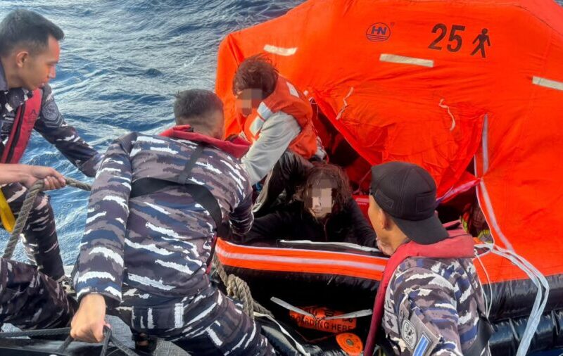 RESPONS CEPAT TNI AL EVAKUASI KORBAN KMP PUTRI YASMIN, TERBAKAR DI PERAIRAN LOMBOK