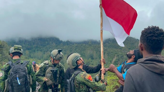 PRAJURIT TNI AL DARI YONIF 2 MARINIR BERSAMA PEMUDA KOMOPA, KIBARKAN MERAH PUTIH SAMBUT HUT KE-81 RI