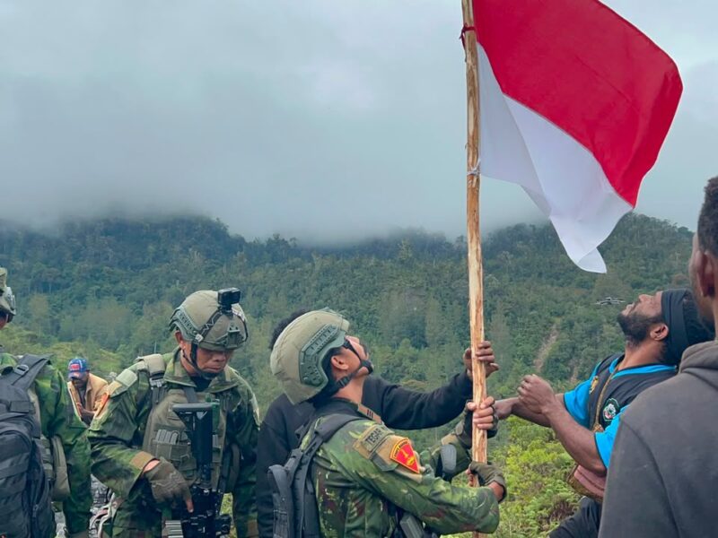 PRAJURIT TNI AL DARI YONIF 2 MARINIR BERSAMA PEMUDA KOMOPA, KIBARKAN MERAH PUTIH SAMBUT HUT KE-81 RI