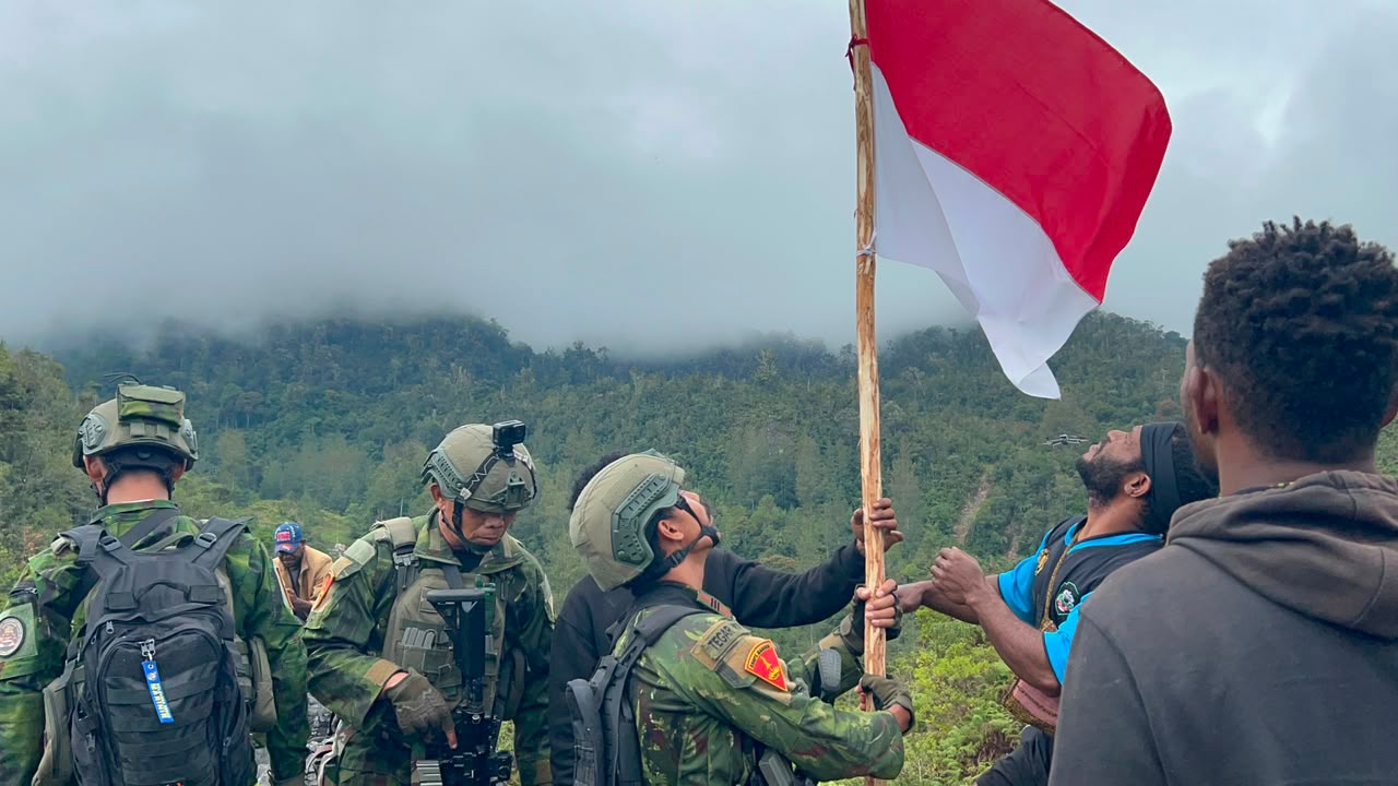 PRAJURIT TNI AL DARI YONIF 2 MARINIR BERSAMA PEMUDA KOMOPA, KIBARKAN MERAH PUTIH SAMBUT HUT KE-81 RI