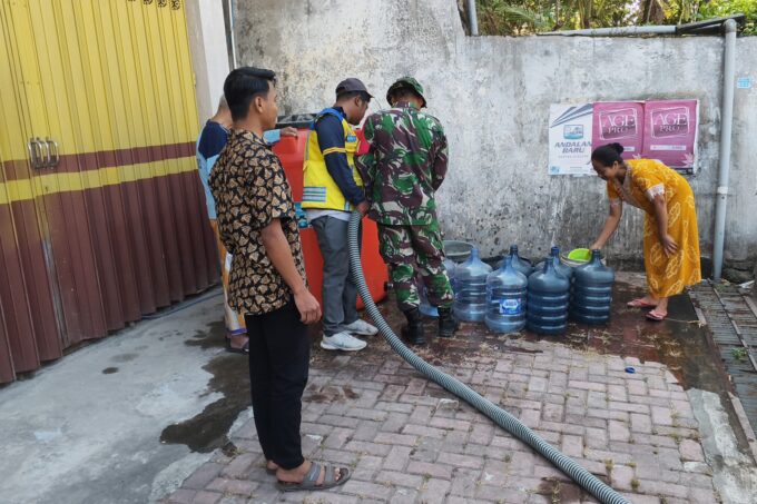 TNI-BPBD Salurkan 8.000 Liter Air Bersih untuk Warga Duren