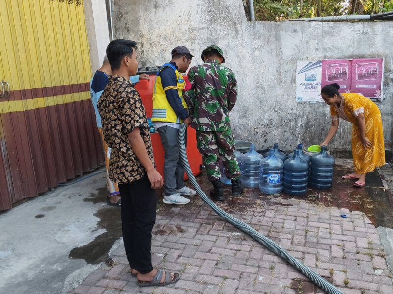 TNI-BPBD Salurkan 8.000 Liter Air Bersih untuk Warga Duren
