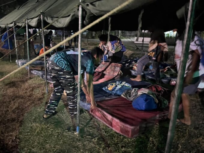 GERAK CEPAT TNI AL DIRIKAN TENDA DARURAT UNTUK RATUSAN SISWA SEMINARI PASCA GEMPA FLORES