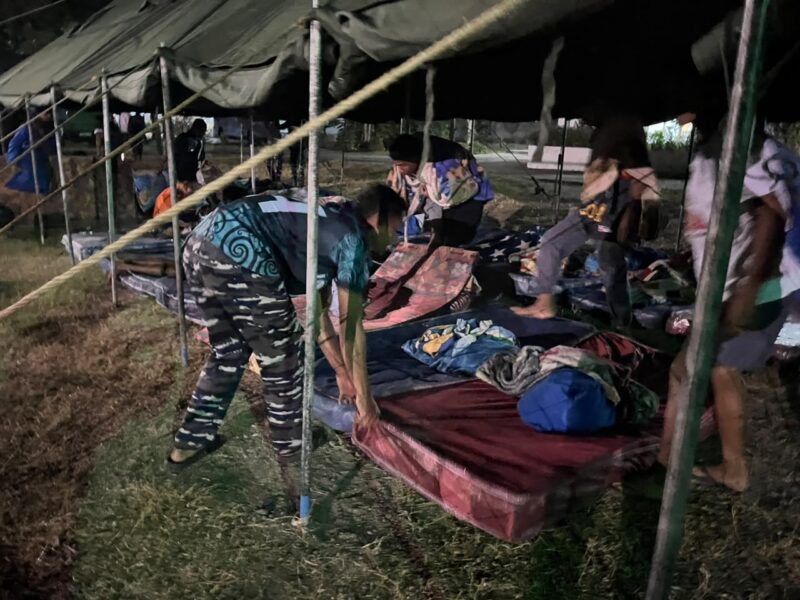 GERAK CEPAT TNI AL DIRIKAN TENDA DARURAT UNTUK RATUSAN SISWA SEMINARI PASCA GEMPA FLORES