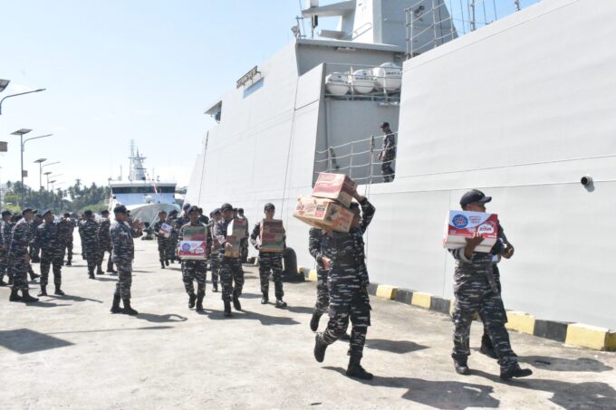 TNI AL KIRIM BANTUAN KEMANUSIAAN MELALUI KRI BUNG HATTA-370 UNTUK WARGA TERDAMPAK GEMPA DI NTT