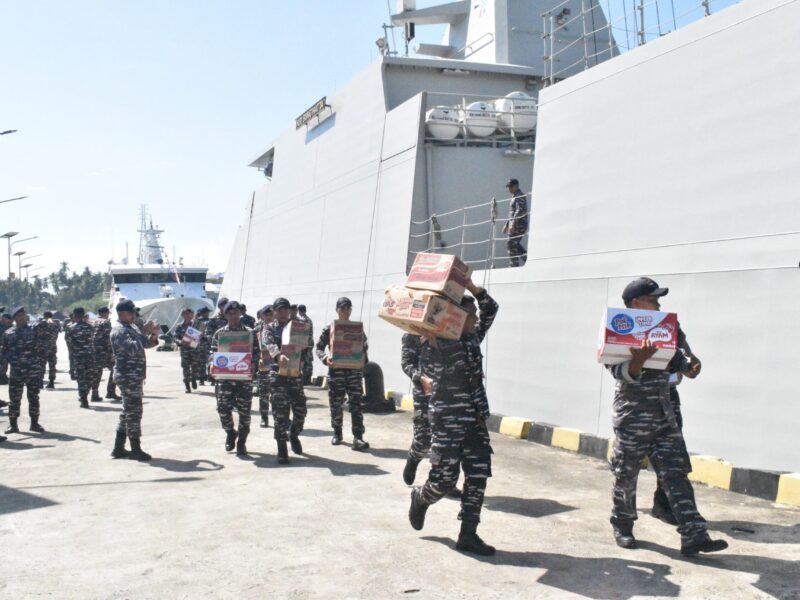TNI AL KIRIM BANTUAN KEMANUSIAAN MELALUI KRI BUNG HATTA-370 UNTUK WARGA TERDAMPAK GEMPA DI NTT