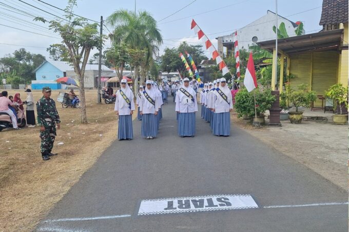 TNI-Polri Amankan Lomba Gerak Jalan HUT Ke-81 RI di Gandusari