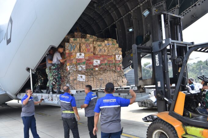 Gerak Cepat TNI AU Distribusikan Bantuan Logistik Ke NTT