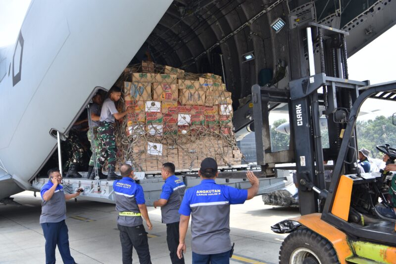 Gerak Cepat TNI AU Distribusikan Bantuan Logistik Ke NTT