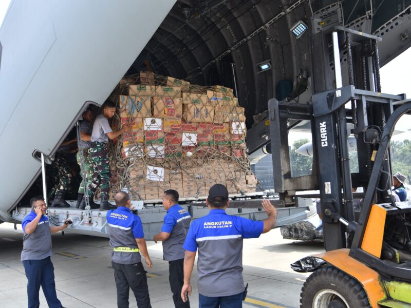 Gerak Cepat TNI AU Distribusikan Bantuan Logistik Ke NTT