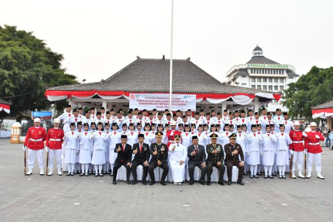 Dandim Ponorogo Hadiri Upacara Penurunan Bendera Merah Putih HUT Ke-81 Kemerdekaan RI