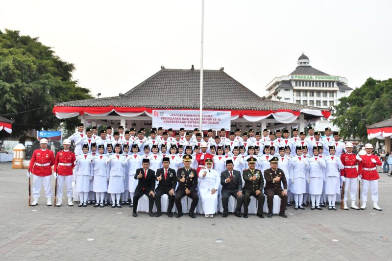 Dandim Ponorogo Hadiri Upacara Penurunan Bendera Merah Putih HUT Ke-81 Kemerdekaan RI