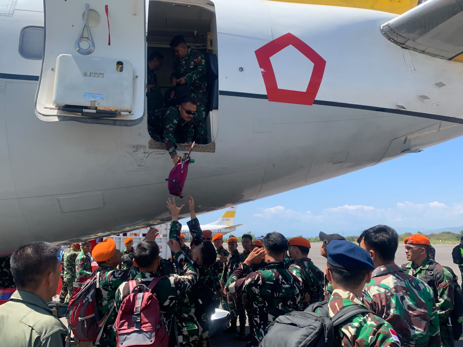 TNI AU Kerahkan Nakes Bantu Korban Bencana NTT