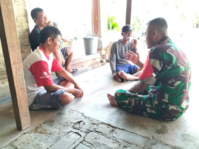 Komsos, Upaya Babinsa Kodim Ponorogo Terus Dekat Dengan Warga