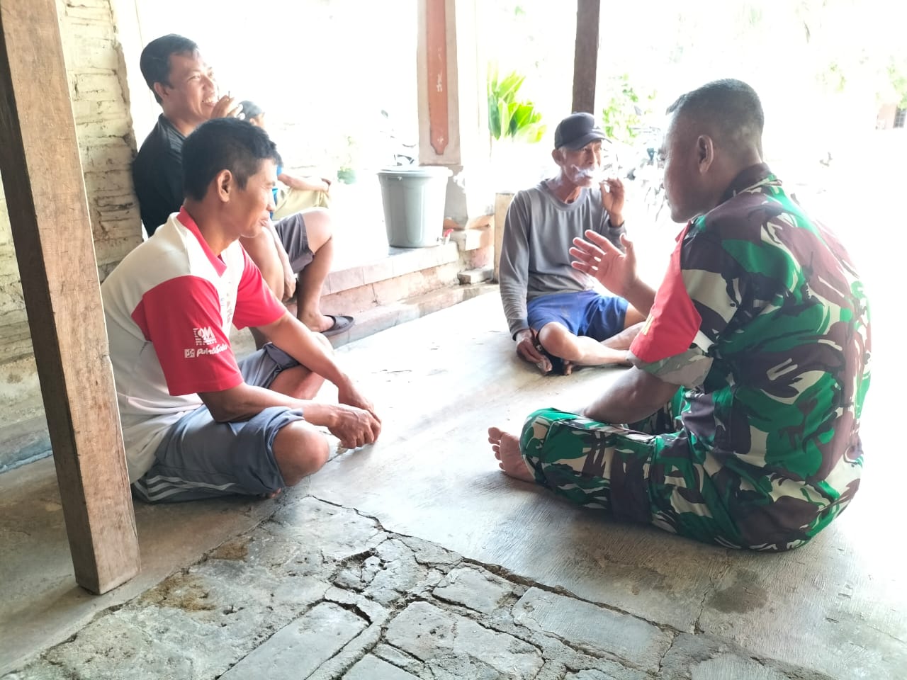 Komsos, Upaya Babinsa Kodim Ponorogo Terus Dekat Dengan Warga