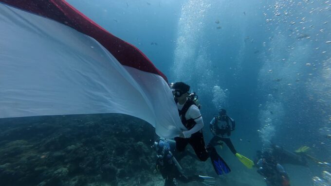 TNI AL KIBARKAN SANG MERAH PUTIH DI DASAR LAUT MOROTAI