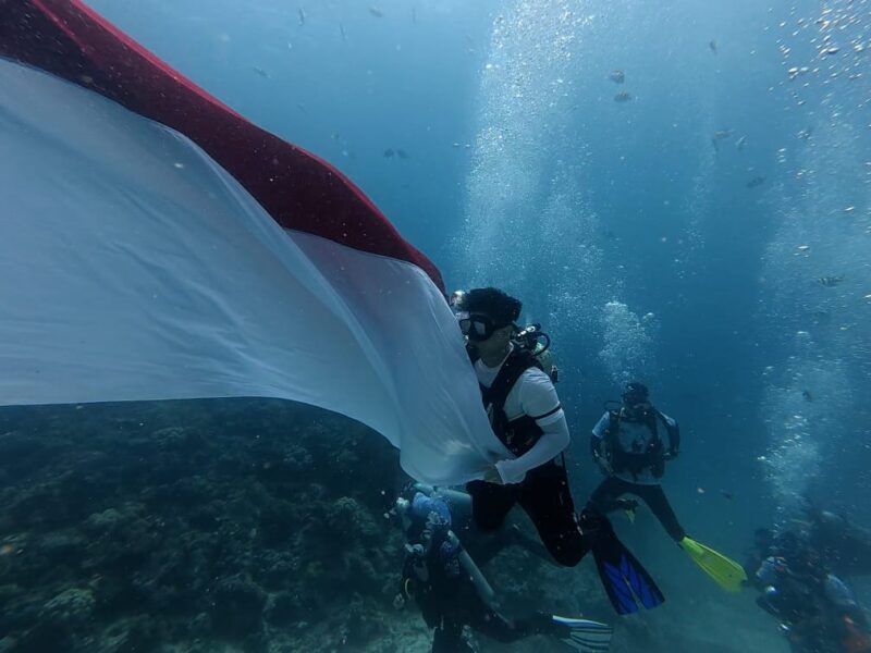 TNI AL KIBARKAN SANG MERAH PUTIH DI DASAR LAUT MOROTAI