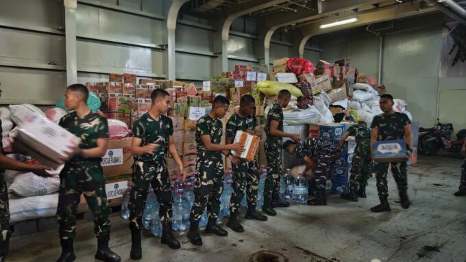 MARINIR PEDULI NTT, PANGKORMAR PERKUAT PEMULIHAN MASYARAKAT DENGAN PASUKAN ZENI, KESEHATAN DAN 3 TON BANTUAN SOSIAL