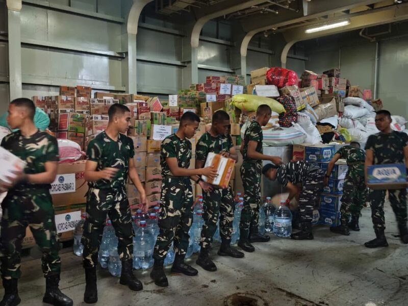 MARINIR PEDULI NTT, PANGKORMAR PERKUAT PEMULIHAN MASYARAKAT DENGAN PASUKAN ZENI, KESEHATAN DAN 3 TON BANTUAN SOSIAL